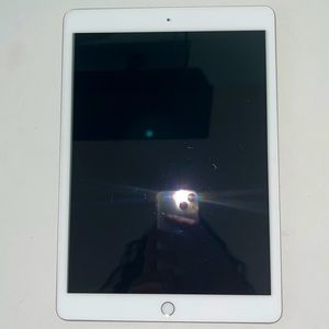 Apple iPad 7th generation (iPad don’t turn on) with Apple Pencil (no pencil cap)